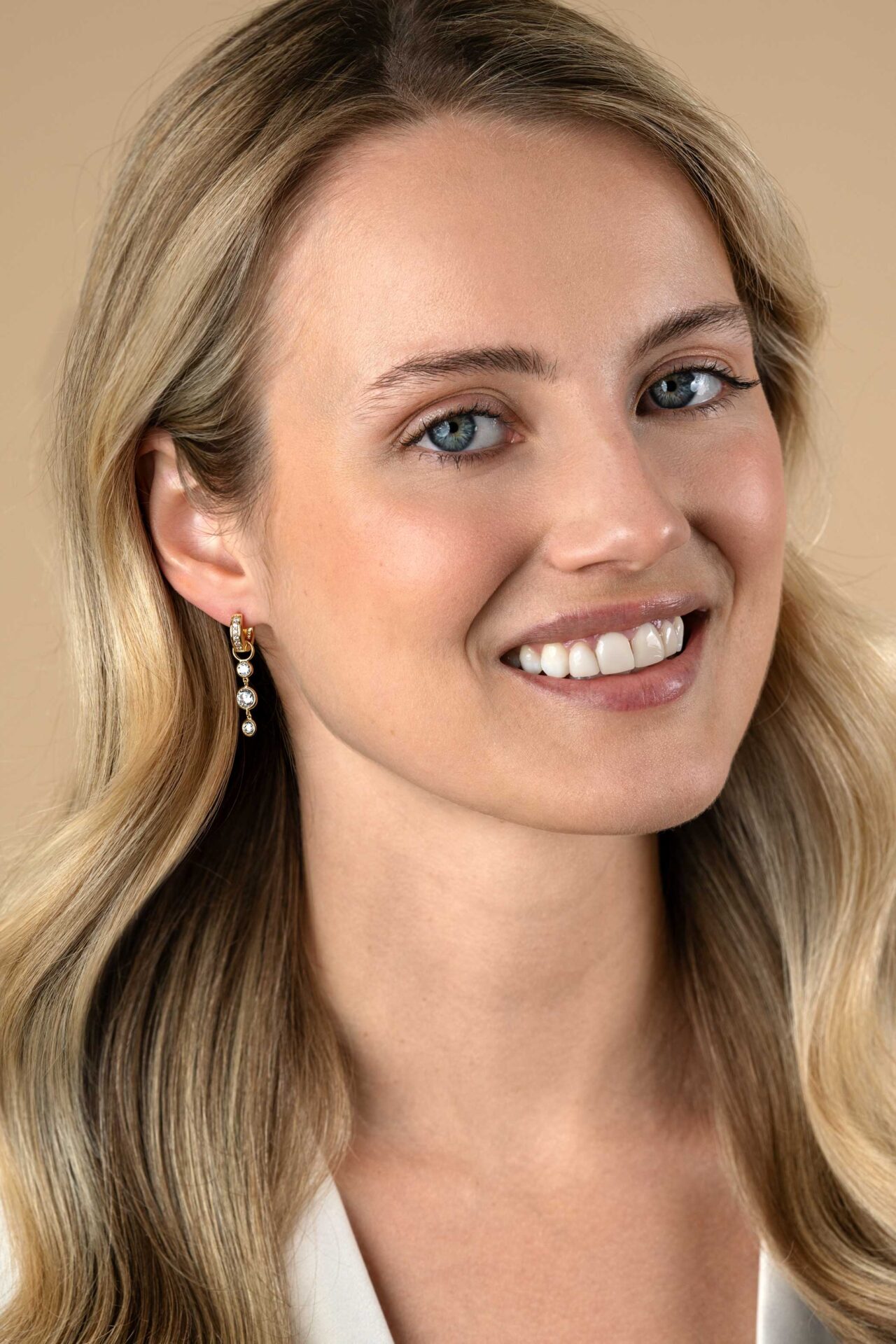 Zinzi zilveren oorbedels geel verguld met 3 bungelende witte ronde zirconia’s