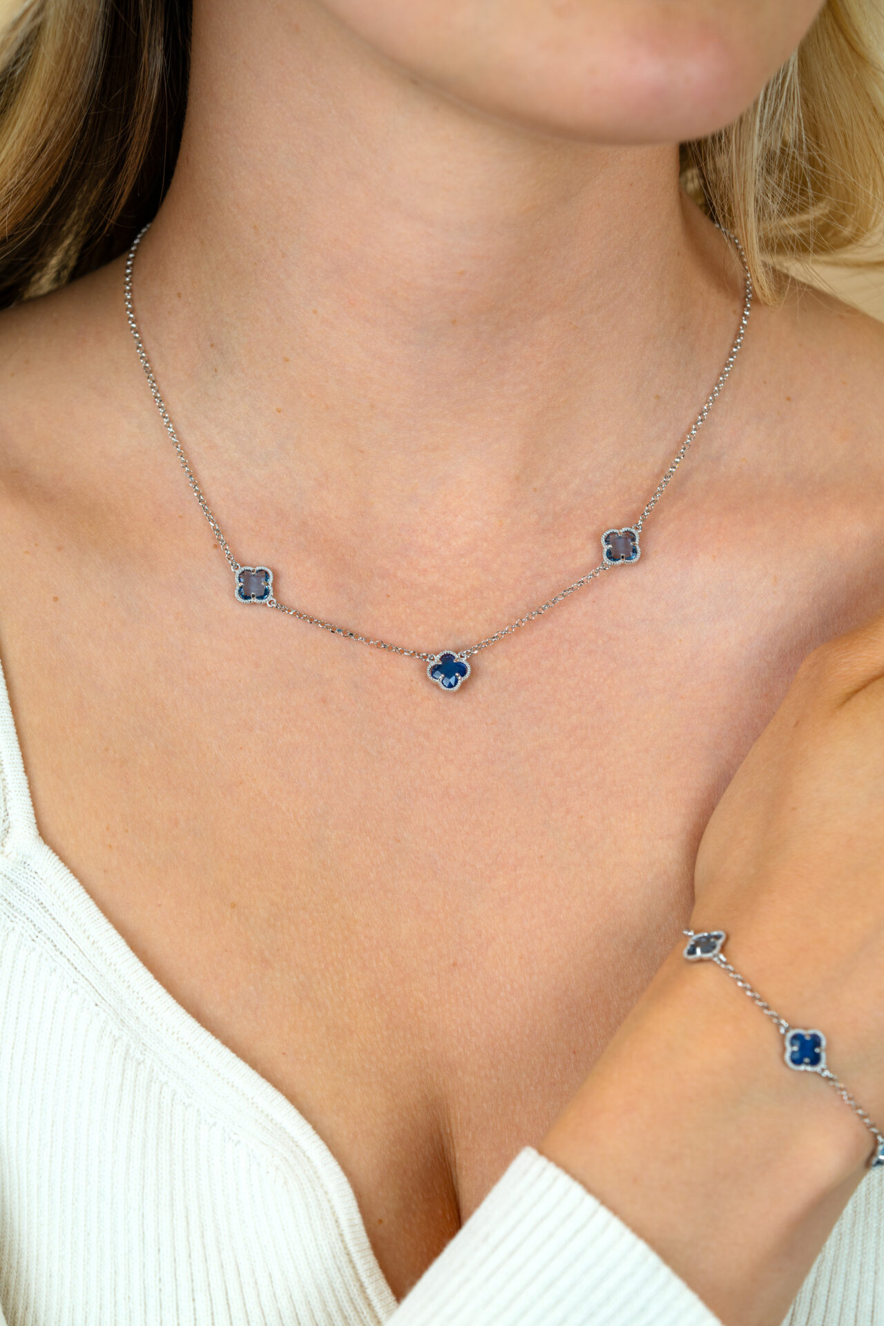 Zinzi zilveren schakelketting met blauwe klavers