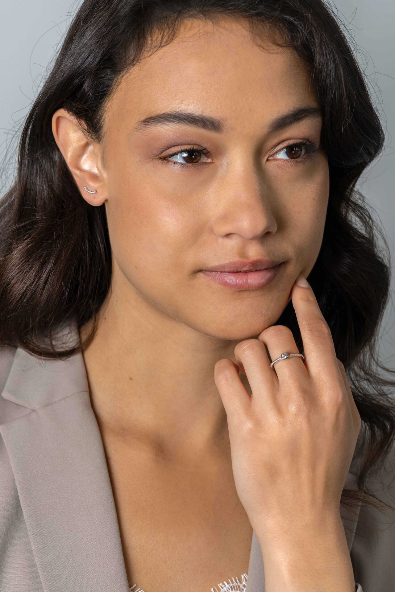 Zinzi zilveren oorknoppen met een sierlijke zirconia boog