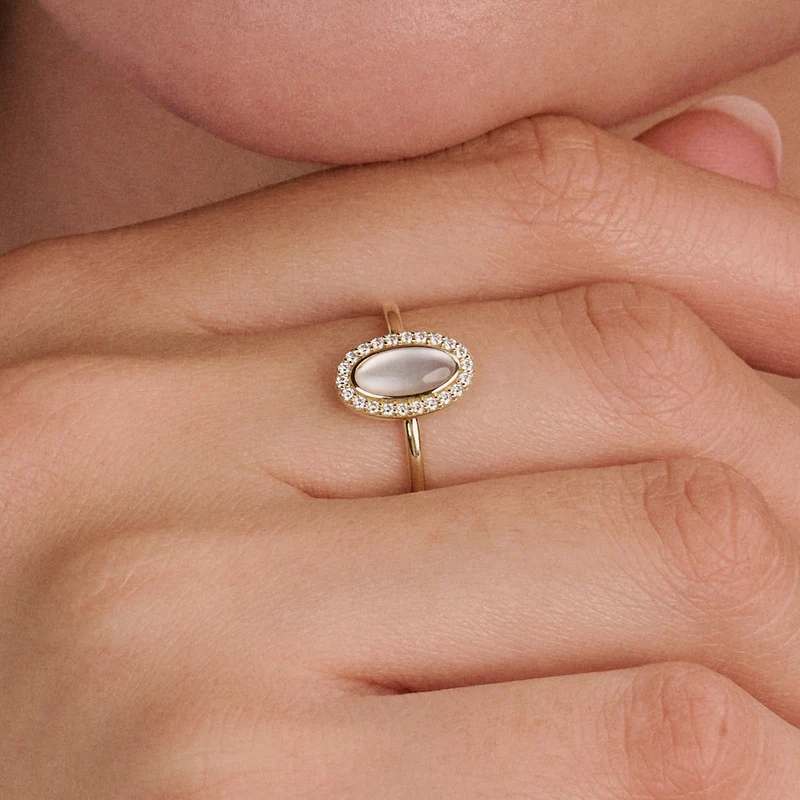 Ring met parelmoer en zirkonia